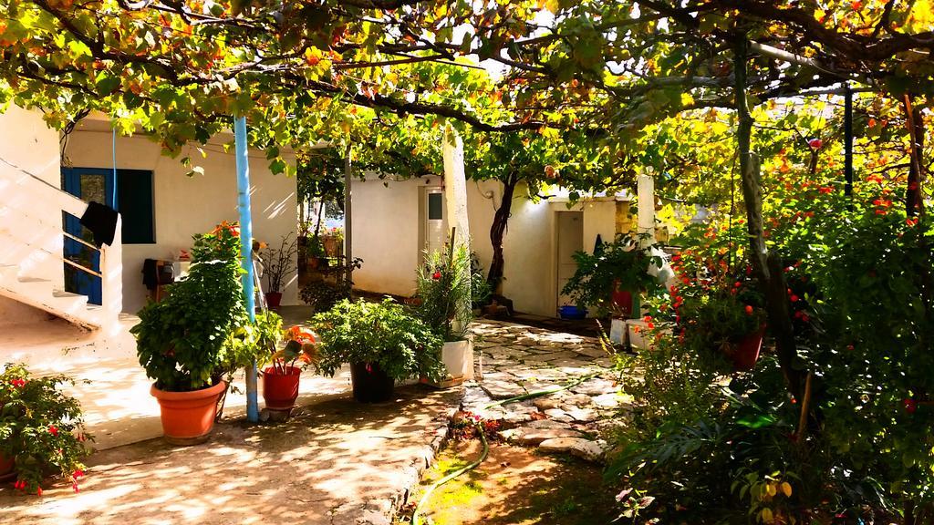 The Grandfather'S Room Himare Exterior photo
